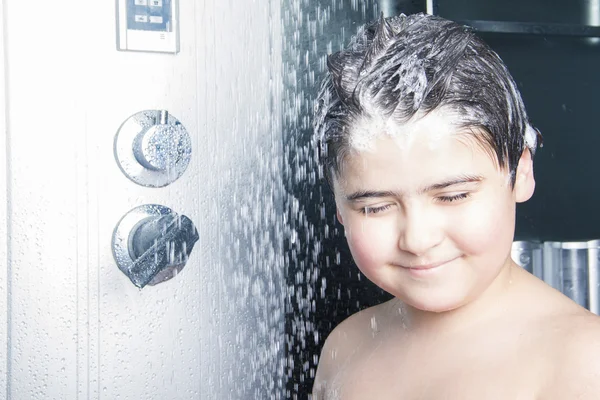 Şampuan kafa ile kapalı gözler çocukla yıkar