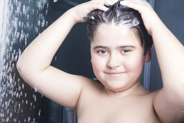 Szczęśliwy twarz chłopca, który myje głowę pod prysznicem — Zdjęcie stockowe