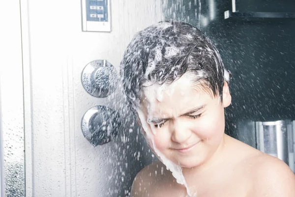 Mutlu yüz çocukla duş kapalı gözler