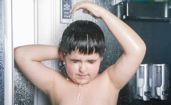Chłopiec z zamkniętymi oczami pod prysznicem do czyszczenia — Zdjęcie stockowe
