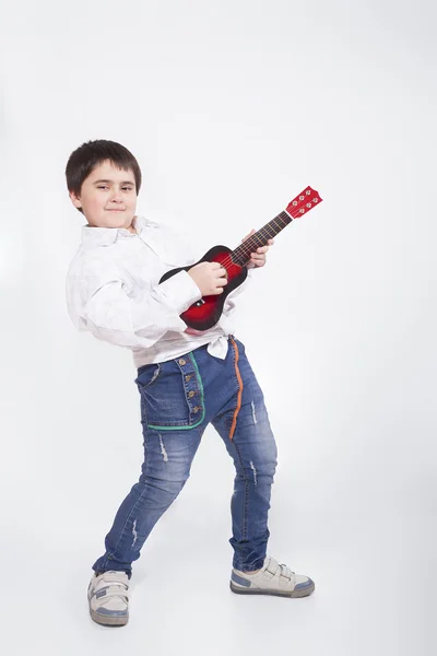 Jeune musicien avec une petite guitare sur fond noir — Photo