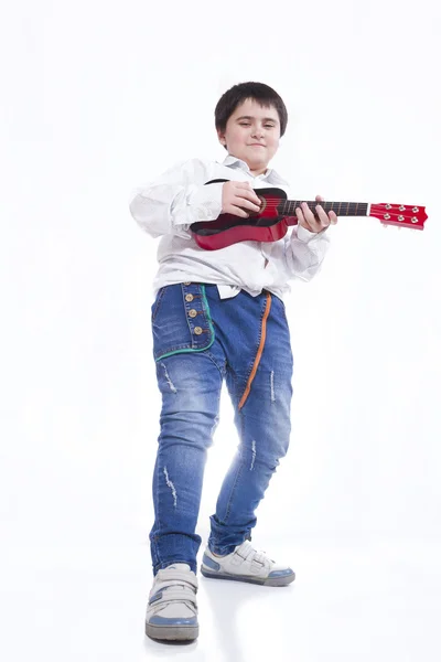 Jeune musicien avec une petite guitare photographiée d'en bas — Photo