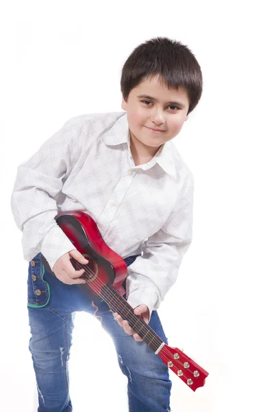 Garçon 9 ans avec une petite guitare jouet — Photo