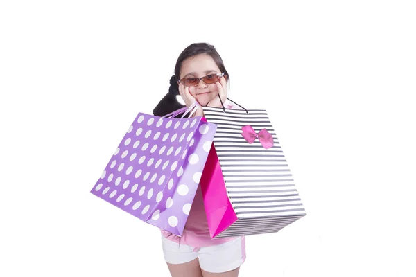 Elegante chica con mejillas rosadas bolsas de papel toma de la mano —  Fotos de Stock