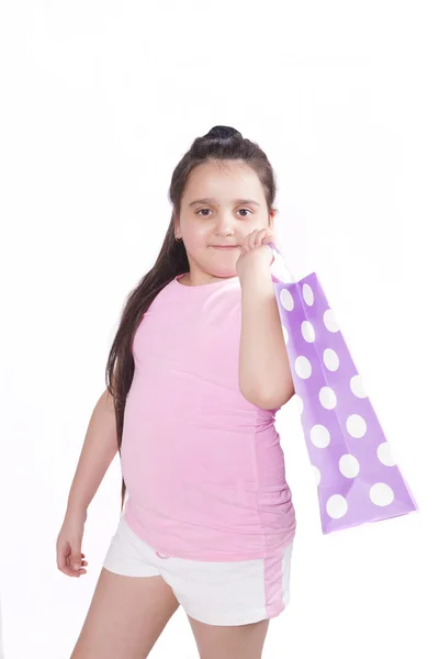 Chica lanzó una bolsa de papel con lunares sobre su hombro —  Fotos de Stock