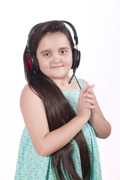 Güzel kız büyük kulaklık ile müzik dinlemek