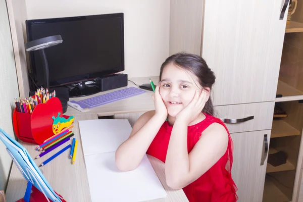 Güzel kız yanakları elleriniz ve gülerek yakaladı