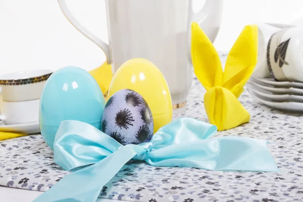 Drie eieren en gele bunny servet — Stockfoto