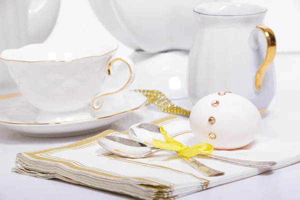 Yumurta ile rhinestones yalanlar üzerine bir peçete silv yanındaki dekore edilmiş