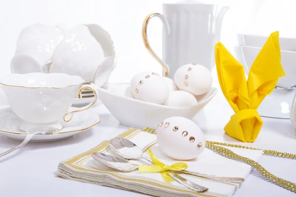 テーブルの上のラインス トーンで飾られた白い卵 — ストック写真