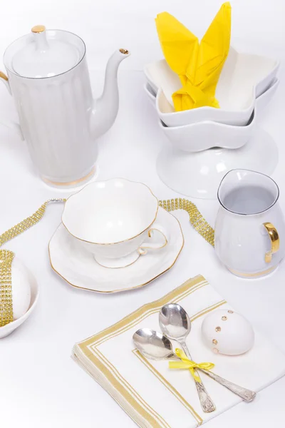 Beyaz arka plan ve yumurta beyaz yemekleri kümesi rhinestones ile dekore edilmiştir.