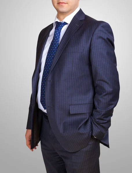 Strikt kostym med vit skjorta och blå slips, hand i fickan — Stockfoto