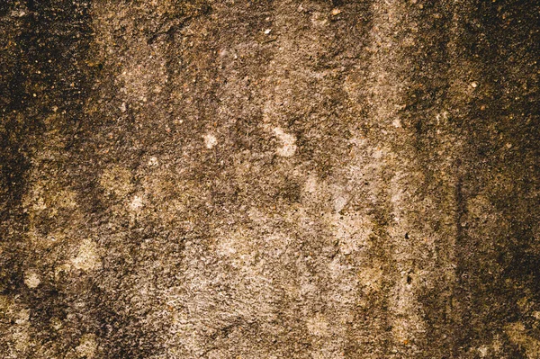 由于雨水渗入 沙墙上有潮湿潮湿的补丁 卷曲裂缝潮湿的混凝土砂墙纹理图案背景设计元素 靠近点自然的黑色阴影与微小的不均匀的裂缝 砂质对建筑外层灰泥柱的影响 — 图库照片