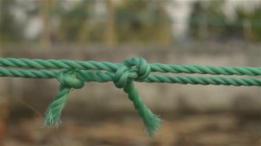 İp düğümü, yakın çekim. Arkaplandan izole edilmiş, iki düğümlü bir ip. Güvenin, gücün, güvenliğin, inancın ve birlikteliğin sembolü. Resimli Kavramsal Görüntü.