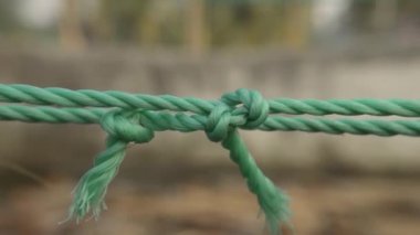 İp düğümü, yakın çekim. Arkaplandan izole edilmiş, iki düğümlü bir ip. Güvenin, gücün, güvenliğin, inancın ve birlikteliğin sembolü. Resimli Kavramsal Görüntü.