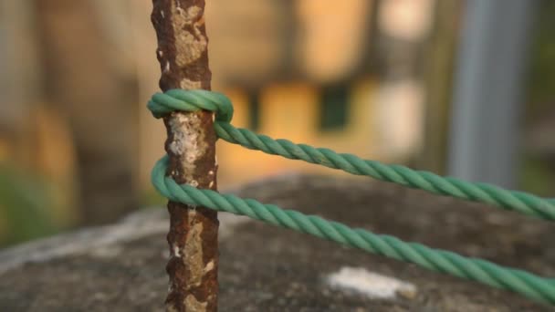 Uma Corda Amarrada Torno Poste Vedação Corda Amarrada Hitch Knots — Vídeo de Stock