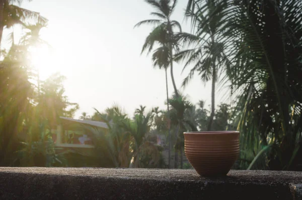 夕阳西下的咖啡杯 夏天新鲜凉爽的样子 背景为武汉市某住宅楼顶梁上的热饮泥巴茶杯 — 图库照片