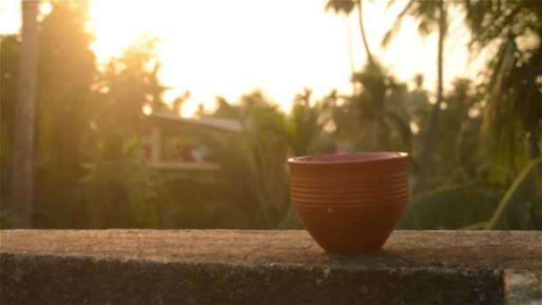 Kahvikuppi Bhar Auringonlaskussa Auringonvalossa Kesän Tuore Viileä Ilme Muddy Muta — kuvapankkivideo