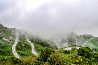 Thambi bakış açısı, Eski İpek Yolu, Sikkim Zuluk Döngüsü. Hindistan sisli bir günde.
