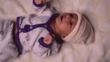 Yeni doğmuş bebek anne sütü için ağlıyor. Bir aylık aç, yeni doğmuş erkek bebek emzirdiği için annesi için ağlıyor. Tatlı küçük bebek beslenmek için ağlıyor. Kapatın. Üst görünüm.