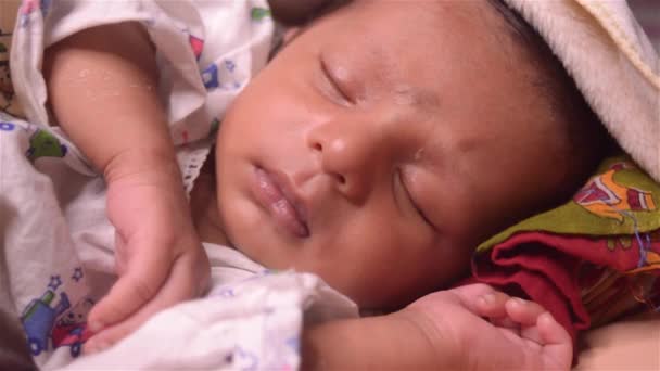 眠い気分で眠気の目でかわいい眠っている新生児の少年の顔を閉じてください 1ヶ月の甘い幼児の肖像画を閉じます インドの民族 正面図 子供の世話平和の背景 — ストック動画