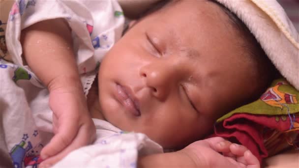 Zamknij Słodkie Noworodka Chłopca Sennych Oczach Sennym Nastroju Marszczyć Brwi — Wideo stockowe