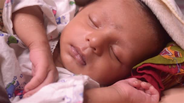 Close Rosto Menino Recém Nascido Adormecido Bonito Olhos Sonolentos Com — Vídeo de Stock