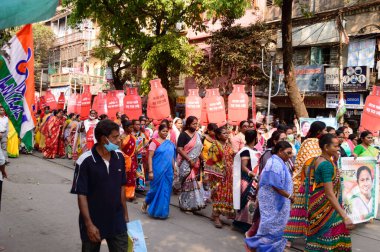 Kolkata, Batı Bengal, Hindistan, Güney Asya Pasifik 'te Uluslararası Kadınlar Günü' nde tüm Hindistan Trinamool Kongresi tarafından düzenlenen LPG Petrol Diesel zammını protesto etmek için siyasi miting, 8 Mart 2021