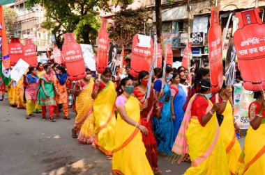 Kolkata, Batı Bengal, Hindistan, Güney Asya Pasifik 'te Uluslararası Kadınlar Günü' nde tüm Hindistan Trinamool Kongresi tarafından düzenlenen LPG Petrol Diesel zammını protesto etmek için siyasi miting, 8 Mart 2021