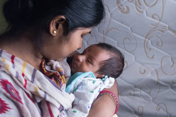Cara Cercana Lindo Bebé Recién Nacido Besado Por Madre Sosteniendo Imágenes De Stock Sin Royalties Gratis