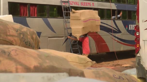 Des Hommes Portant Lourdes Charges Sur Tête Dans Dépôt Babughat — Video