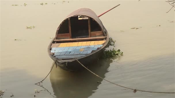 在河岸的一艘木船 一艘渔船日落时停在热带海滩美丽的河边 阳光反射在流水上 Kerala Backwaters India South Asia — 图库视频影像