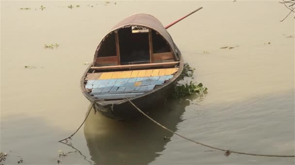 Una Barca Legno Sulla Riva Del Fiume Barche Pesca Fissano — Video Stock