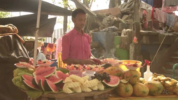 Een Man Verkoopt Vers Bereid Fruit Stukken Gesneden Zijn Straat — Stockvideo