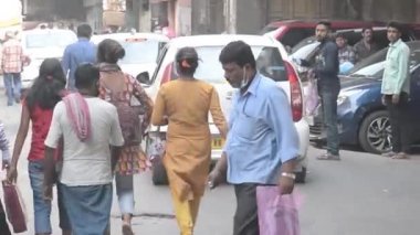 Kalabalık şehir caddesi Bara Bazar, yoğun bir iş gününde Kalküta 'nın canlı bir alışveriş bölgesi. Burrabazar, Kolkata Batı Bengal Hindistan Güney Asya Pasifik 22 Mart 2021