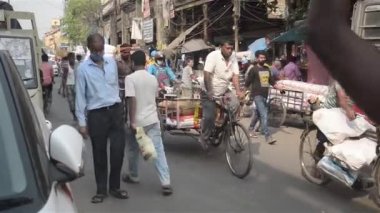 Kalabalık şehir caddesi Bara Bazar, yoğun bir iş gününde Kalküta 'nın canlı bir alışveriş bölgesi. Burrabazar, Kolkata Batı Bengal Hindistan Güney Asya Pasifik 22 Mart 2021