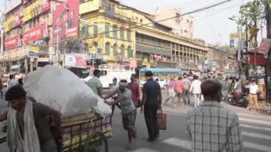 Kalabalık şehir caddesi Bara Bazar, yoğun bir iş gününde Kalküta 'nın canlı bir alışveriş bölgesi. Burrabazar, Kolkata Batı Bengal Hindistan Güney Asya Pasifik 22 Mart 2021