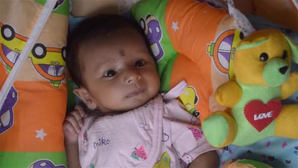 ベッドで遊ぶかわいい新生児の男の子の顔を閉じてください 1ヶ月の甘い幼児の肖像画を閉じます インドの民族 天使の眺め — ストック動画