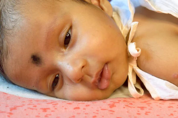 Cerca Cara Lindo Bebé Recién Nacido Niño Los Ojos Somnolientos — Foto de Stock