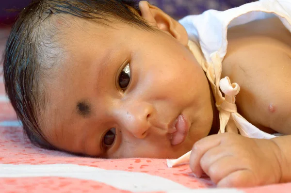 Cara Cercana Lindo Bebé Recién Nacido Acostado Frente Mes Edad — Foto de Stock