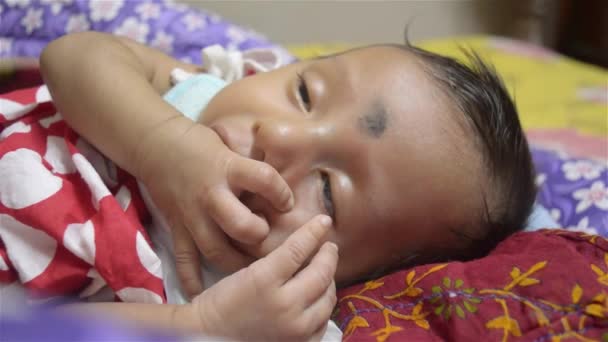 Bayi Lapar Yang Lucu Menghisap Jempol Saat Tidur Rekaman Video — Stok Video