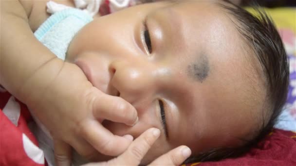 Χαριτωμένο Νεογέννητο Πεινασμένο Μικρό Δάχτυλο Πιπιλίζουν Στον Ύπνο Αστείο Βίντεο — Αρχείο Βίντεο