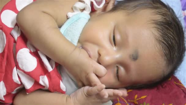 Bayi Lapar Yang Lucu Menghisap Jempol Saat Tidur Rekaman Video — Stok Video