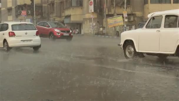 Ранний Муссонный Дождь Выпадает Городской Улице Час Пик Калькутта Западная — стоковое видео