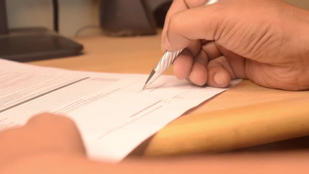 Υπογραφή Ενός Εγγράφου Μιας Συμφωνίας Υπογραφή Στο Έντυπο Αίτησης Κλείσιμο — Αρχείο Βίντεο