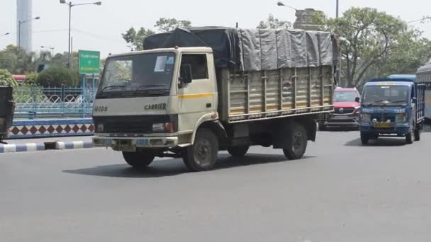 Yaz Öğleden Sonra Trafikte Arabaları Sola Döndürmek Trafik Araçları Kolkata — Stok video