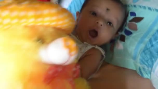 Copil Teddy Copil Drăguț Nou Născut Urs Pluș Întins Pat — Videoclip de stoc