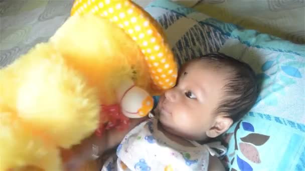 Bayi Dengan Boneka Bayi Laki Laki Yang Baru Lahir Dengan — Stok Video