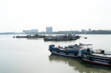 Güneşli bir yaz gününde Hooghly Nehri 'nde feribot. Kolkata (Kalküta), Batı Bengal, Hindistan Güney Asya 26 Nisan 2021