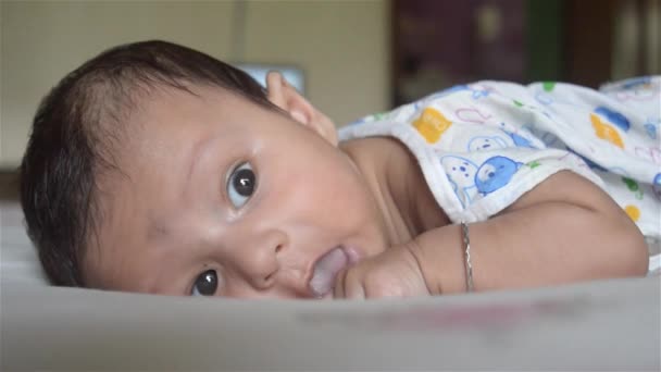 Gros Plan Visage Nouveau Mignon Garçon Regardant Autour Tout Étant — Video